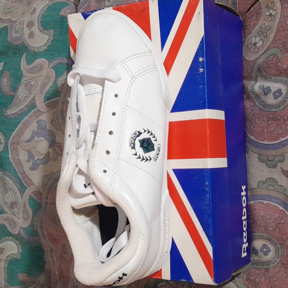 Reebok woman sneakers size 6 1/2 white brand new